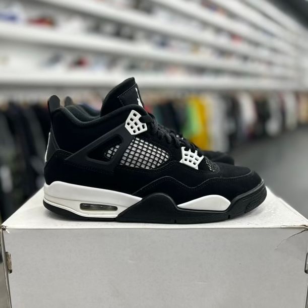 Jordan 4 Retro White Thunder - Preowned