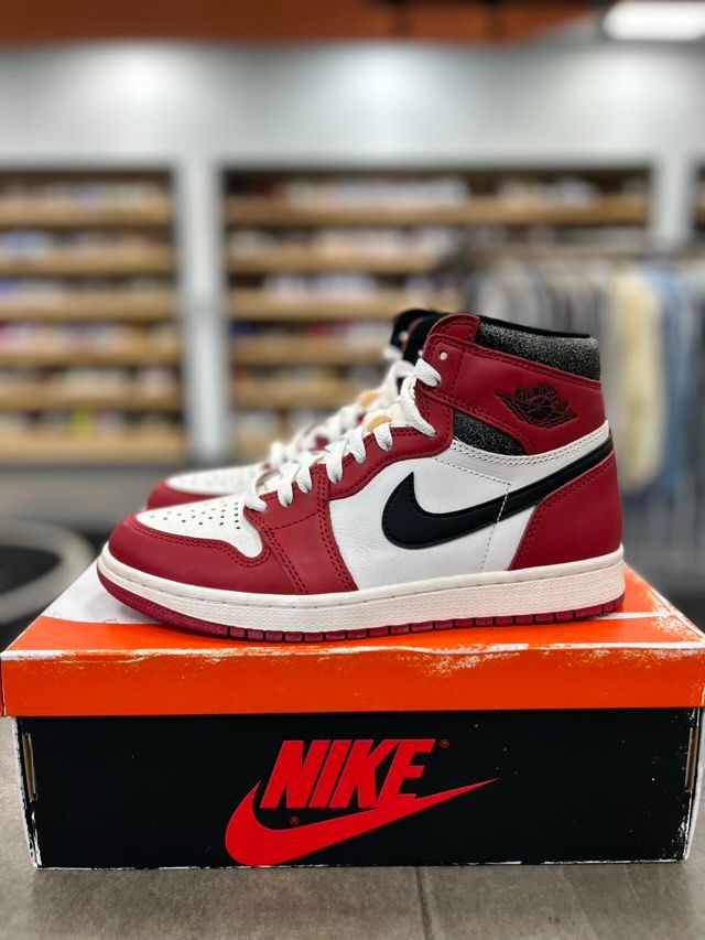 Jordan 1 Retro High OG Chicago Lost and Found - Preowned
