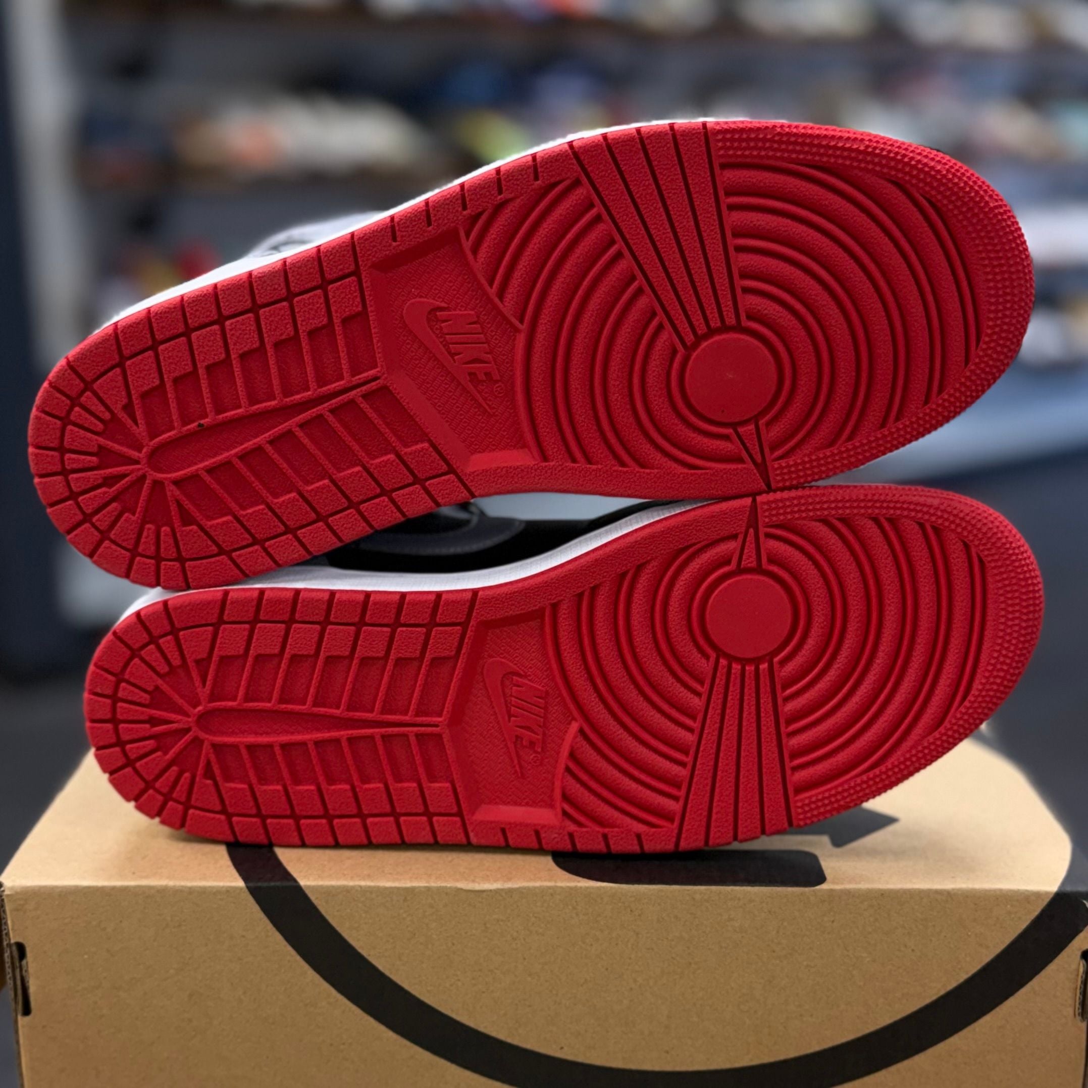 BRAND NEW STEAL - Jordan 1 Mid Bred Shadow