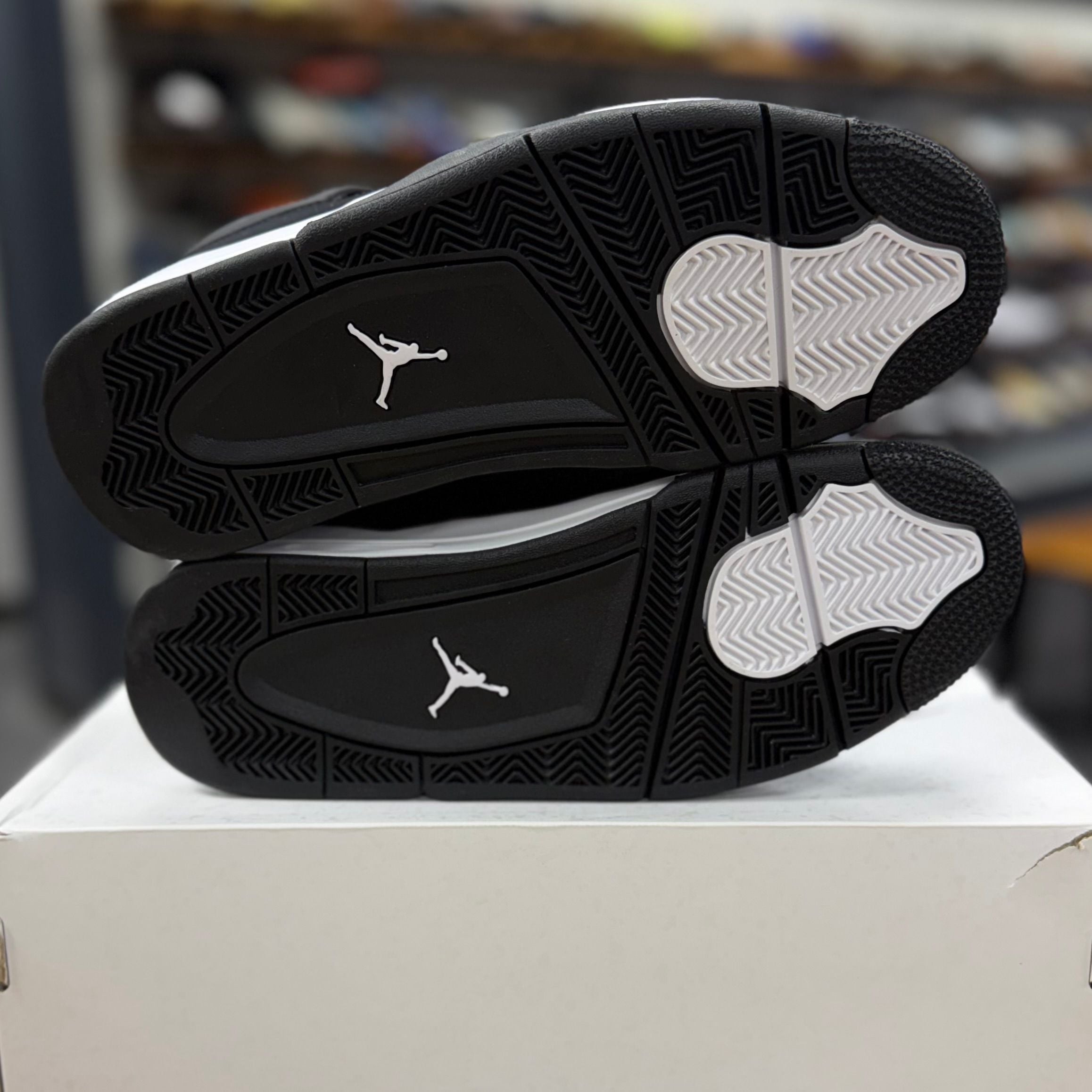 BRAND NEW STEAL - Jordan 4 Retro White Thunder