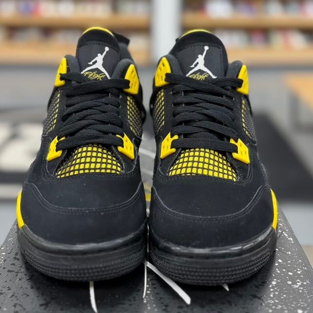 Jordan 4 Retro Thunder (2023) (GS) - Preowned