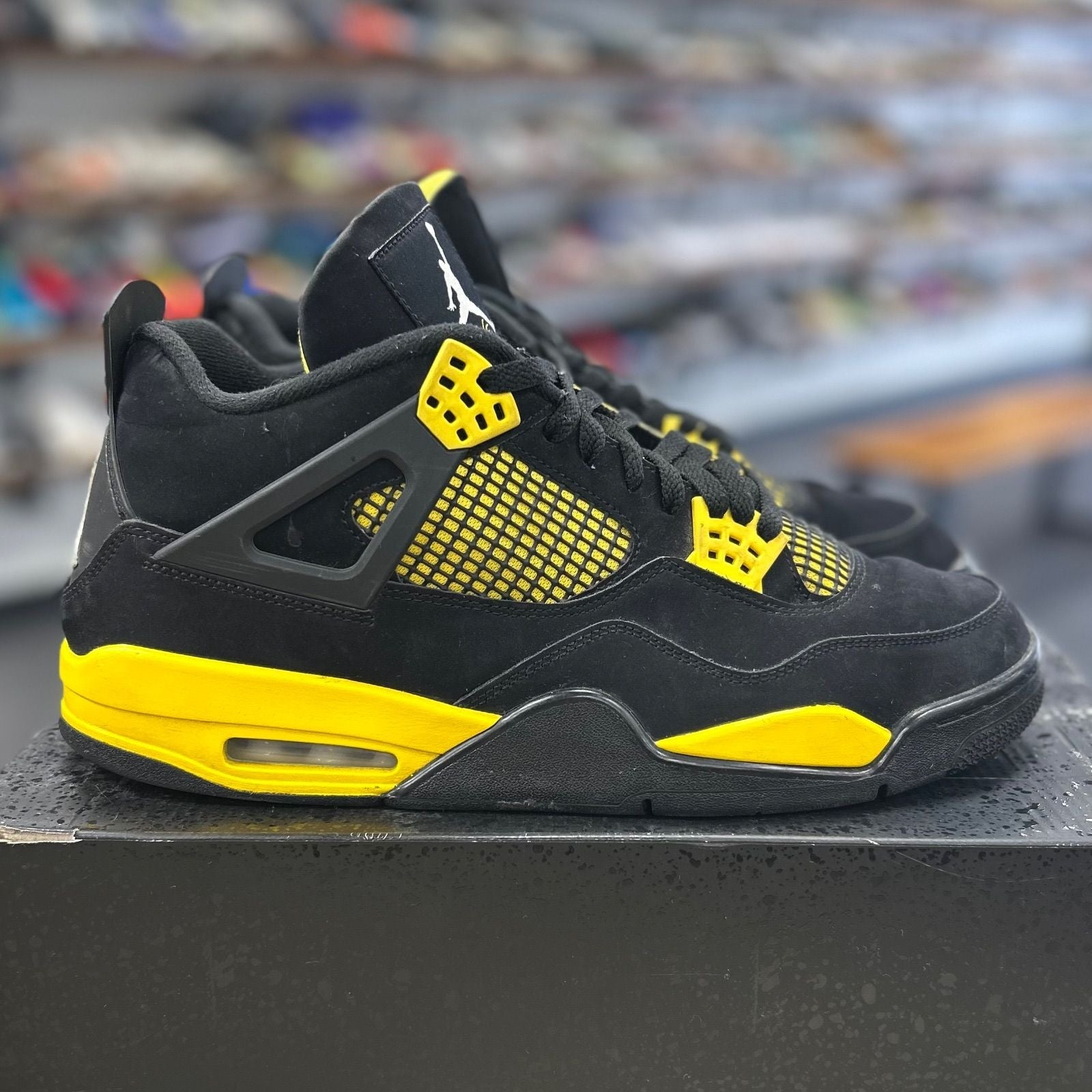 Jordan 4 Retro Thunder (2023) - Preowned