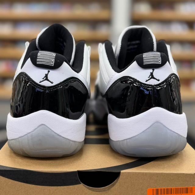 Jordan 11 Retro Low Concord - Preowned