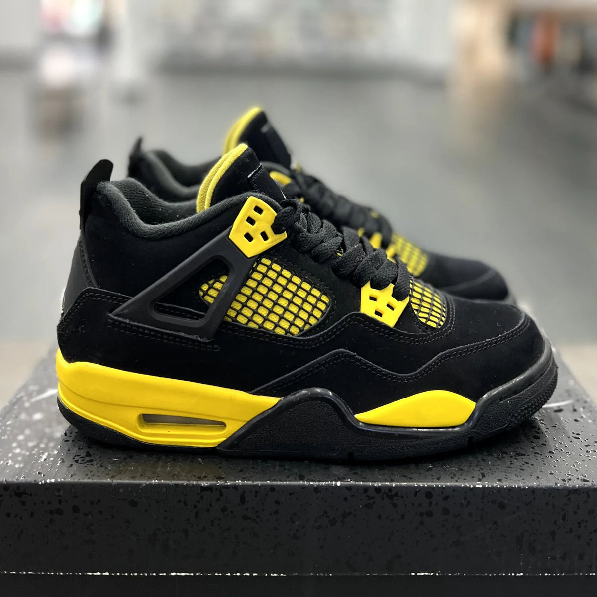 Jordan 4 Retro Thunder (2023) (GS) - Preowned