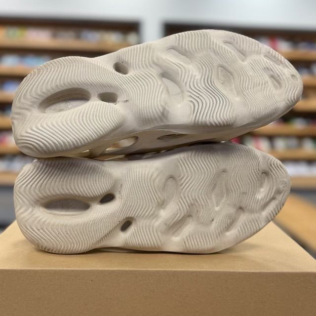 adidas Yeezy Foam RNR Sand - Preowned