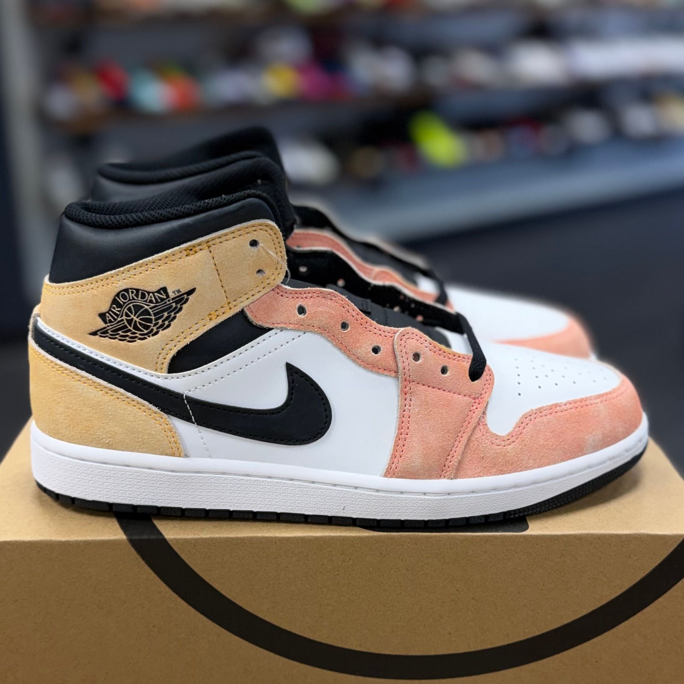 BRAND NEW STEAL - Jordan 1 Mid SE Flight Club
