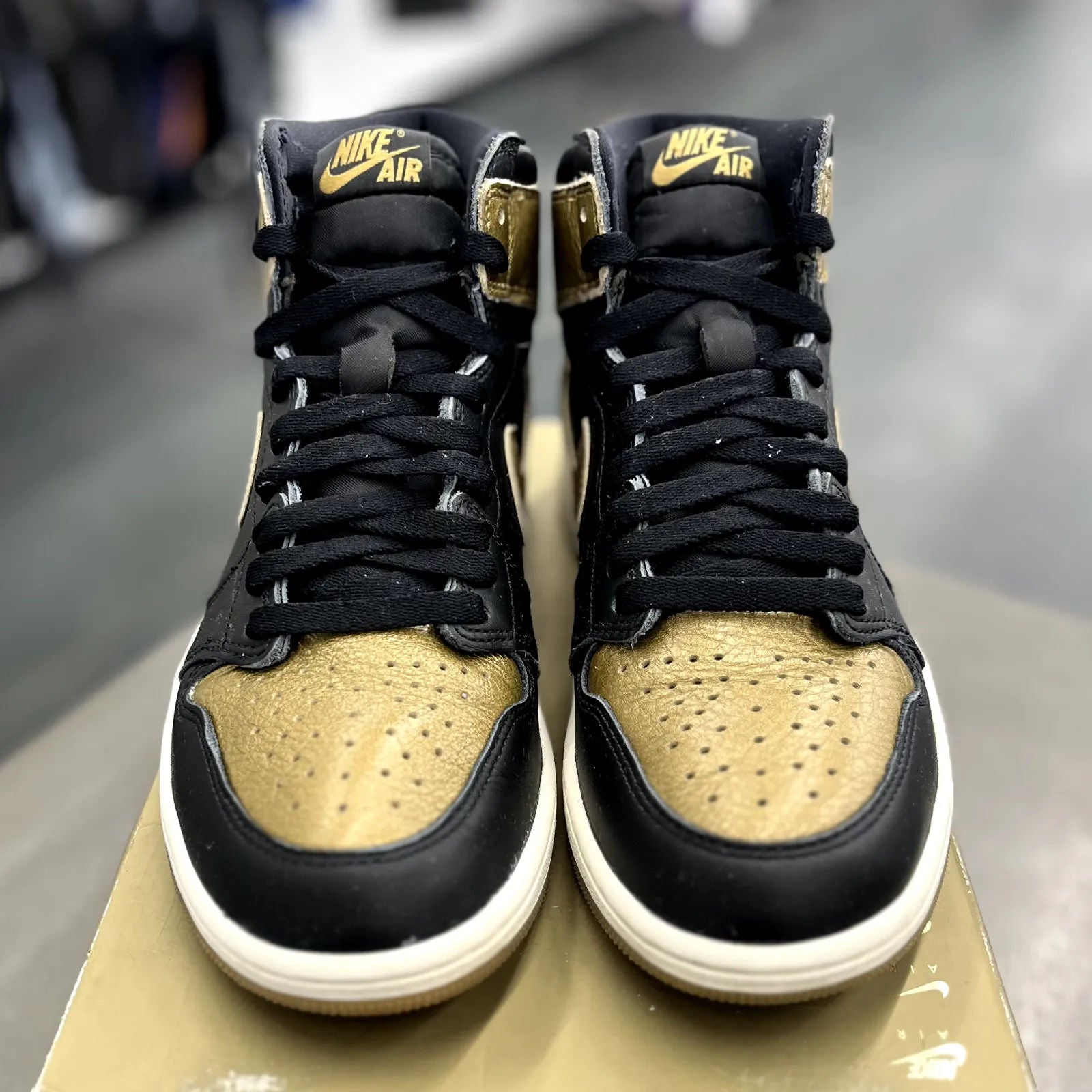 Jordan 1 Retro High OG Black Metallic Gold - Preowned