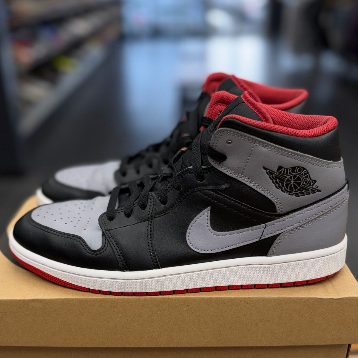 Jordan 1 Mid Bred Shadow - Preowned