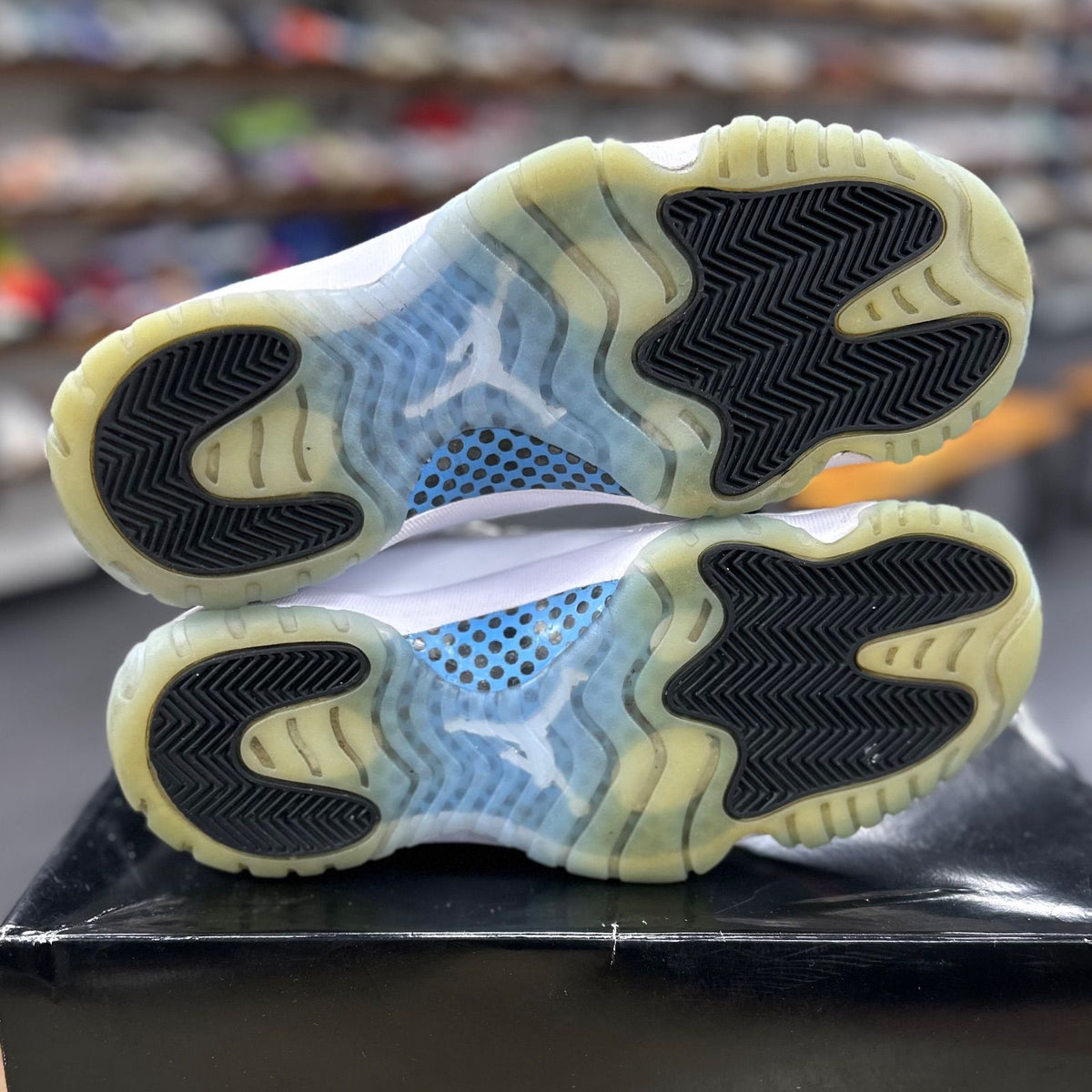 Jordan 11 Retro Legend Blue (2024) - Preowned