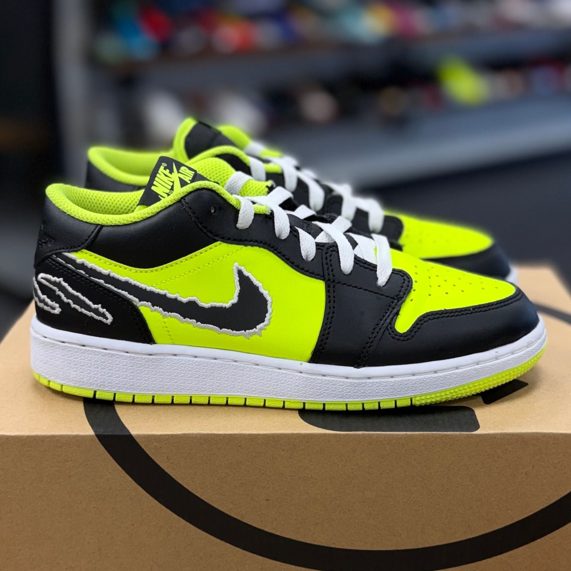 Jordan 1 Low SE Black Cat Volt (GS) - Preowned