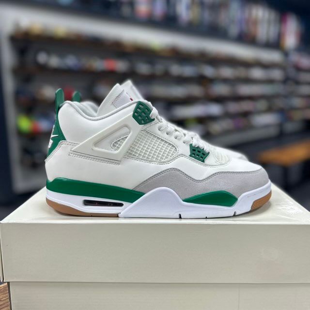 Jordan 4 Retro SB Pine Green - Preowned