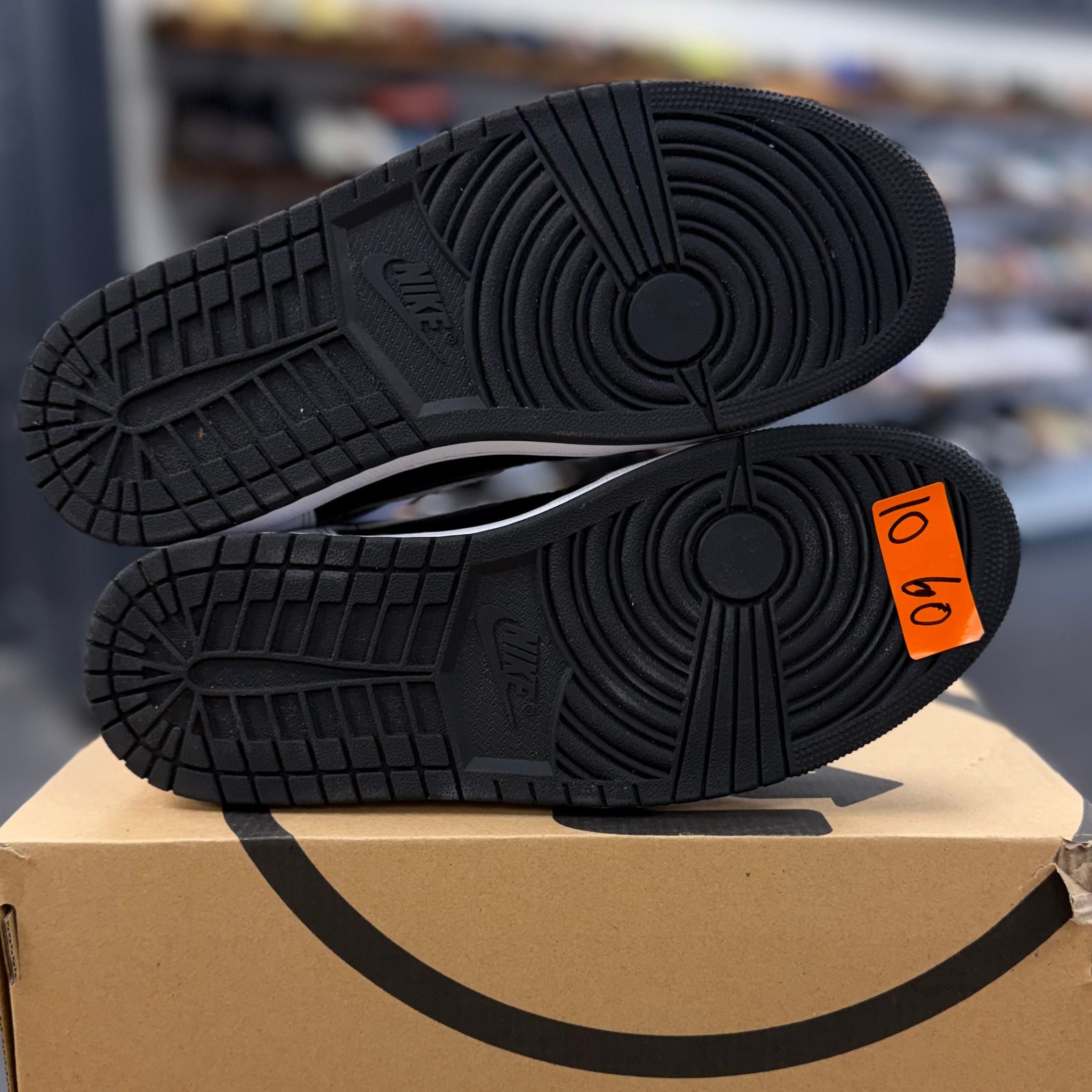 Jordan 1 Retro High OG Black White - Preowned