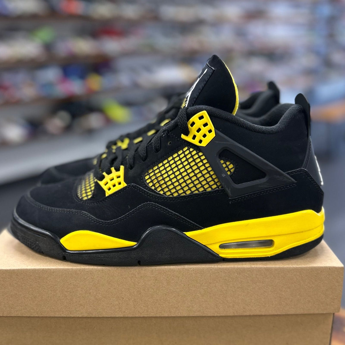 Jordan 4 Retro Thunder (2023) - Preowned