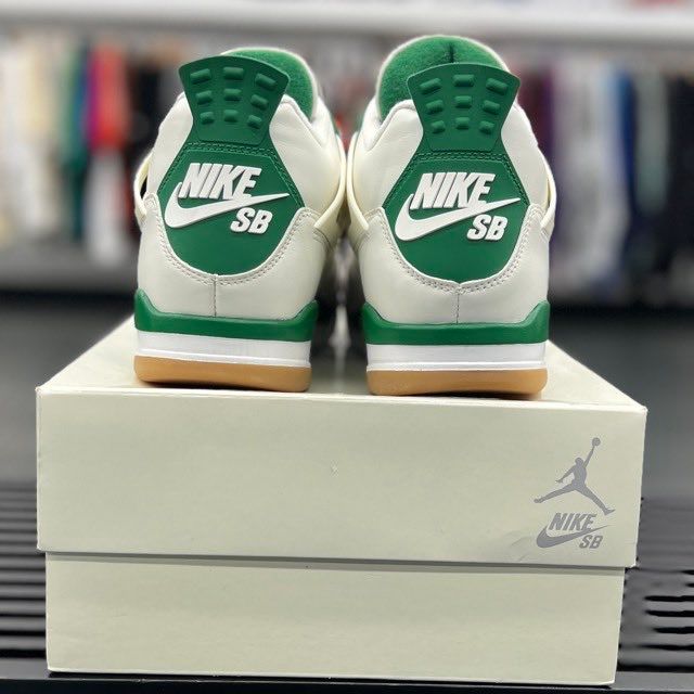 Jordan 4 Retro SB Pine Green - Preowned