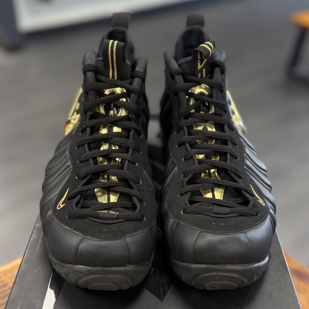 Nike Air Foamposite Pro Black Metallic Gold - Preowned