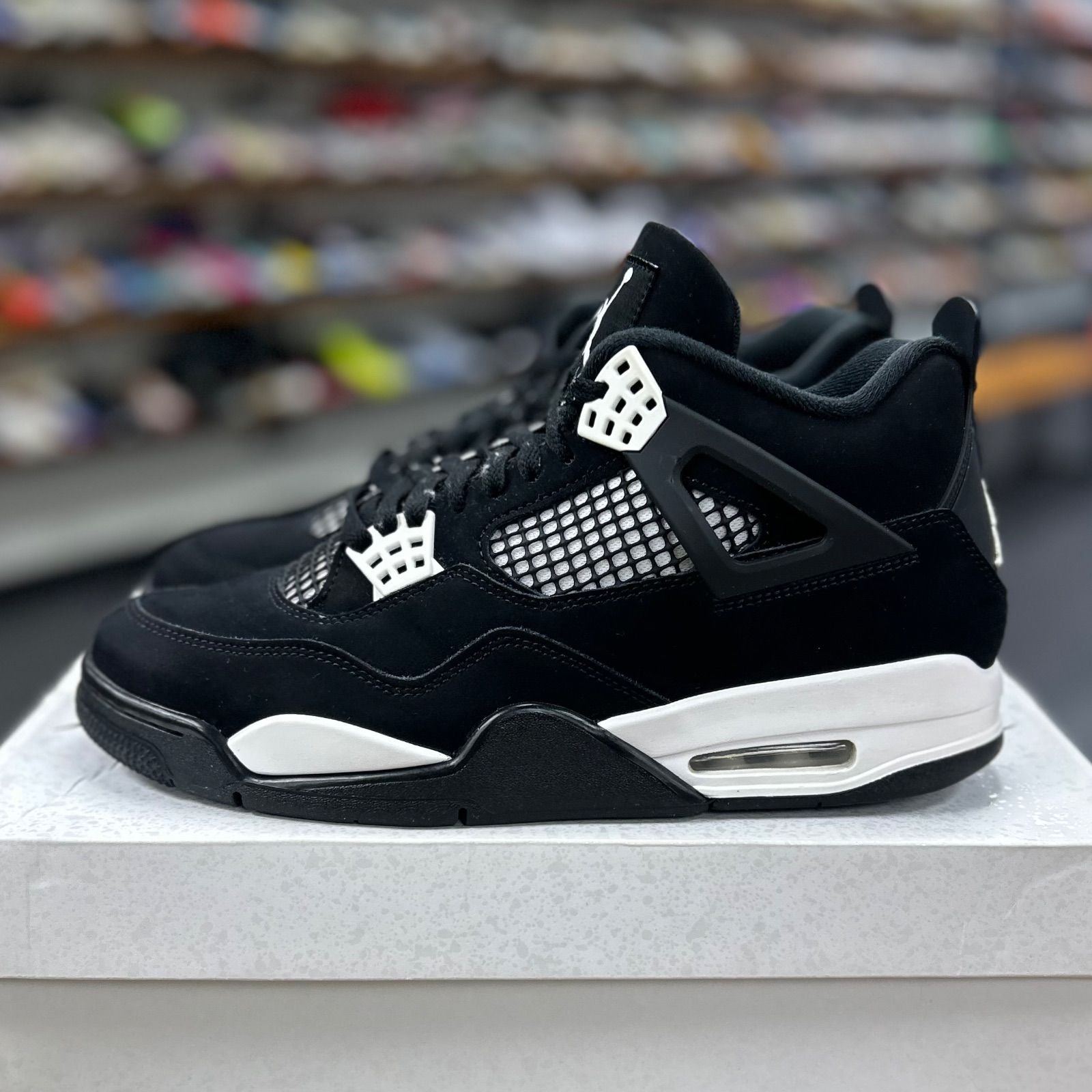 Jordan 4 Retro White Thunder - Preowned