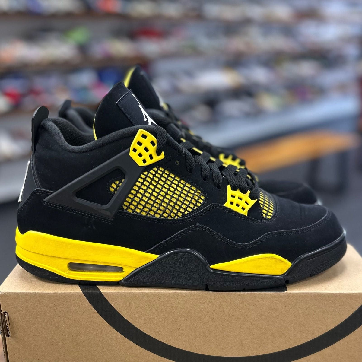 Jordan 4 Retro Thunder (2023) - Preowned