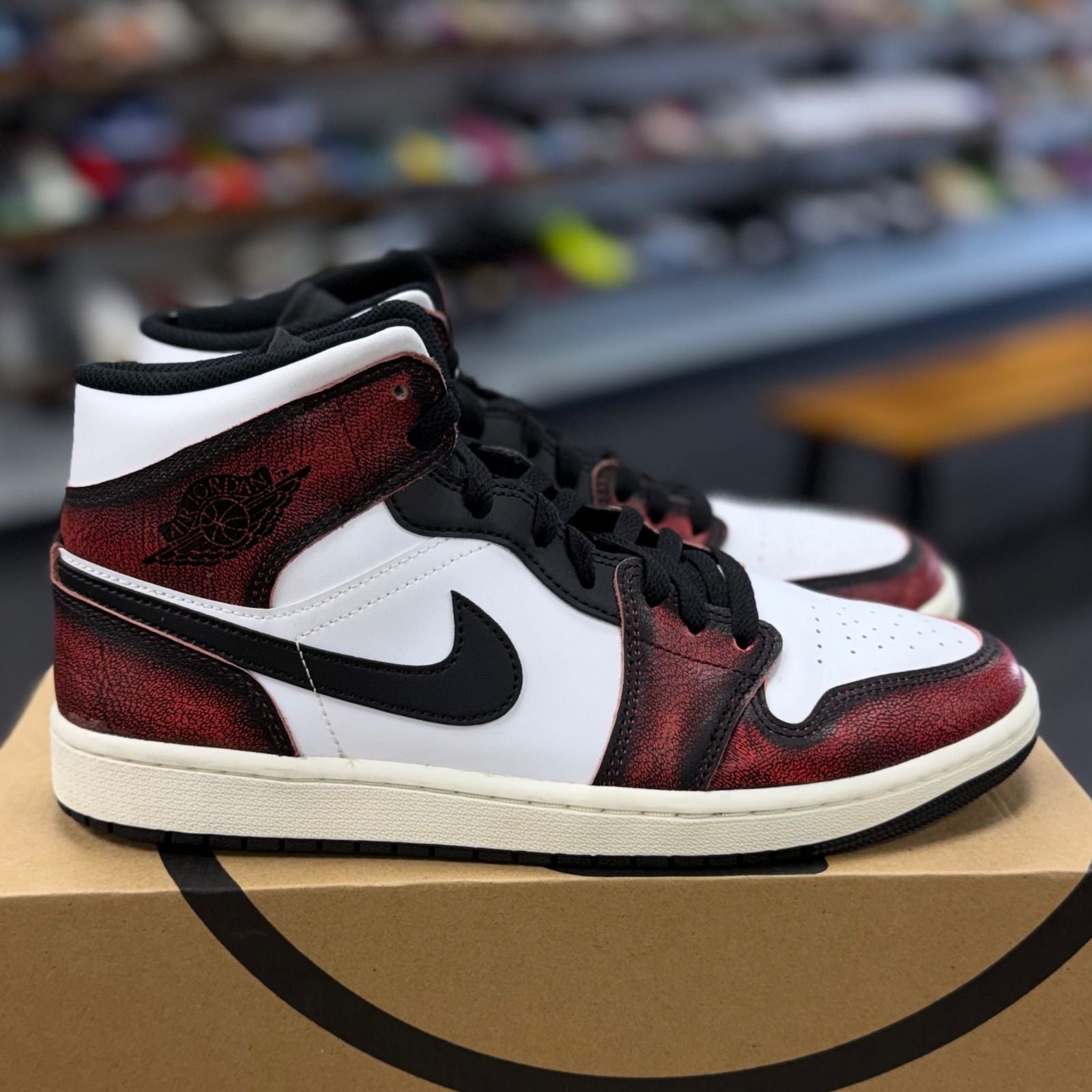 Jordan 1 Mid Wear-Away Chicago - Preowned