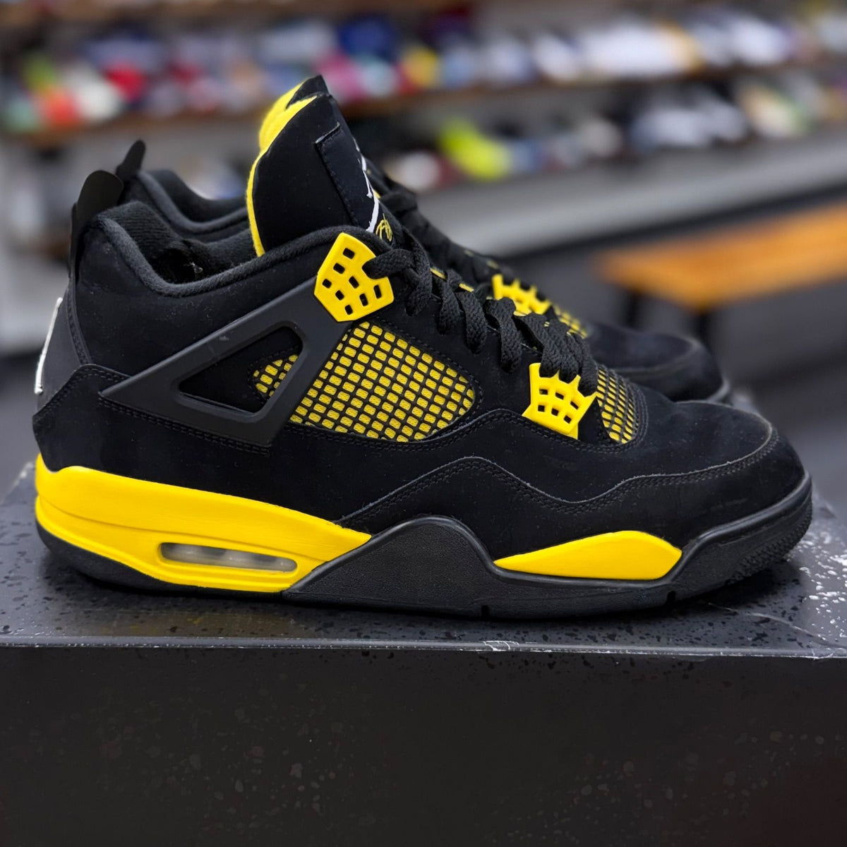 Jordan 4 Retro Thunder (2023) - Preowned