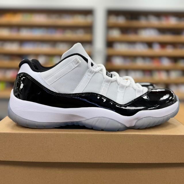 Jordan 11 Retro Low Concord - Preowned