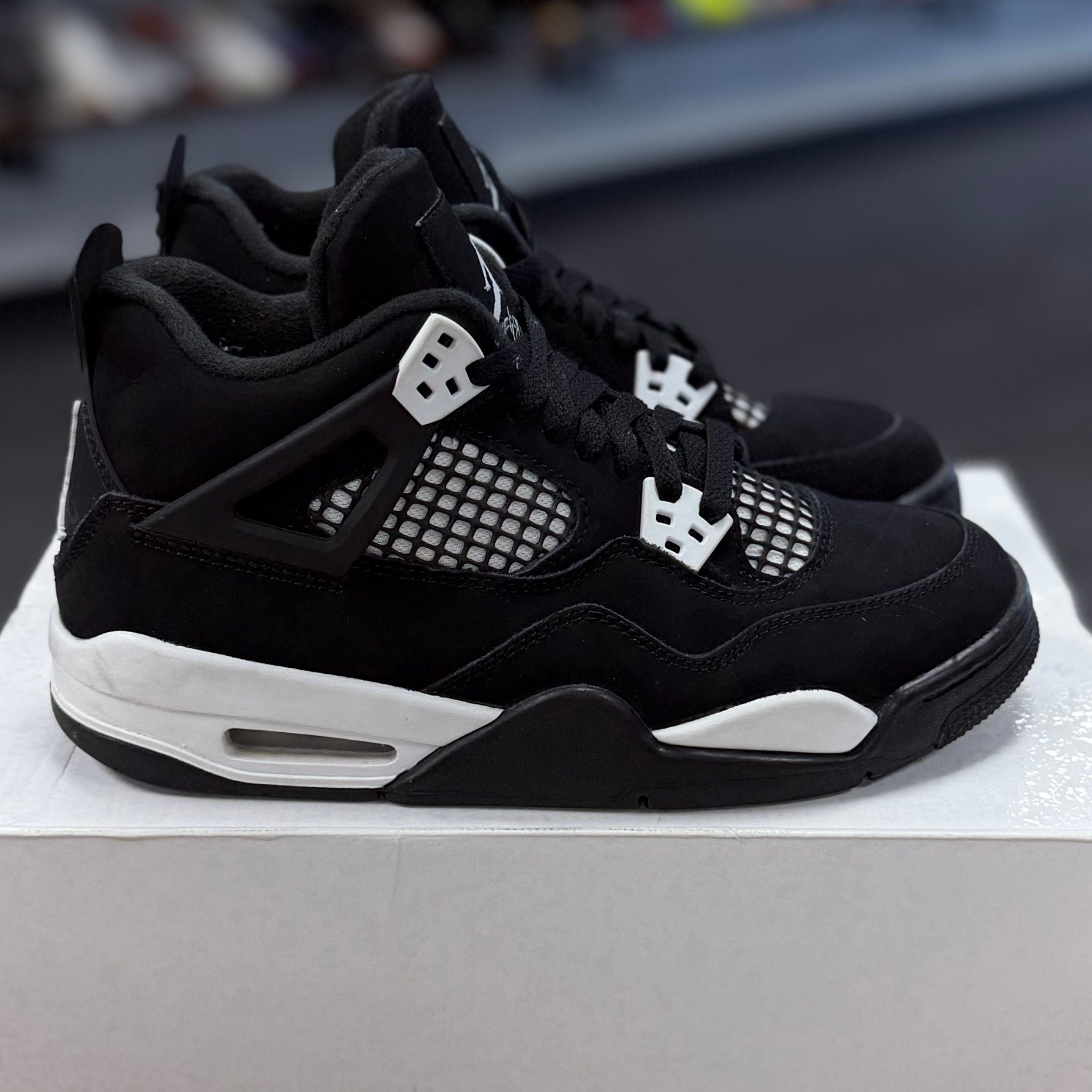 Jordan 4 Retro White Thunder (GS) - Preowned