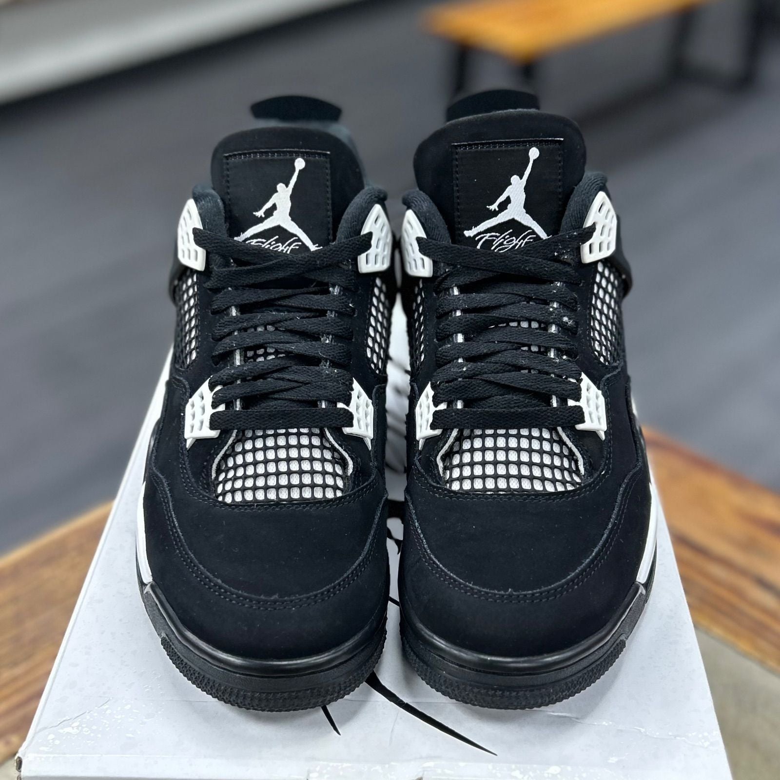 Jordan 4 Retro White Thunder - Preowned