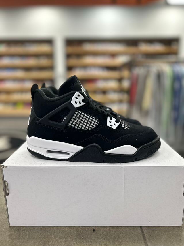 Jordan 4 Retro White Thunder (GS) - Preowned