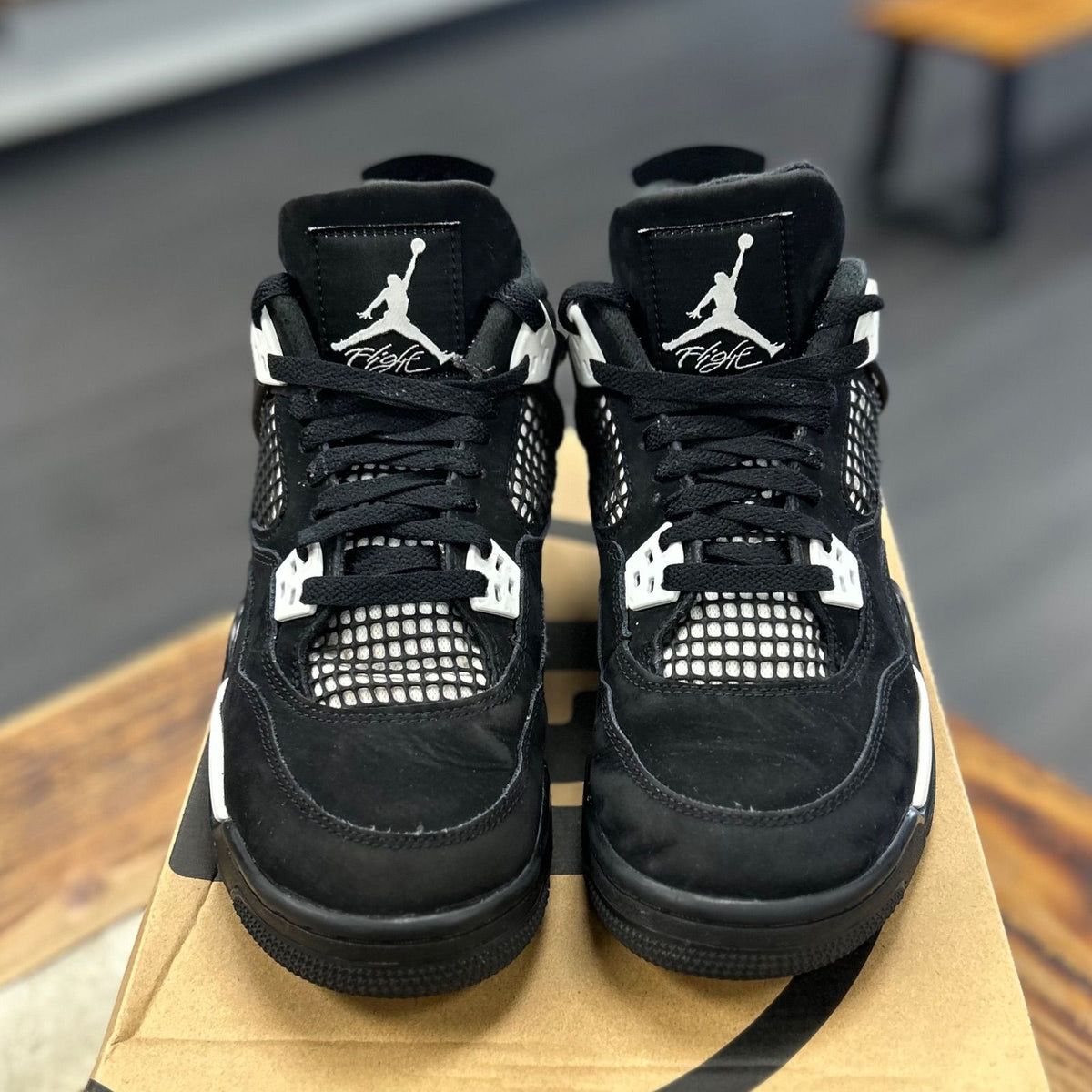 Jordan 4 Retro White Thunder (GS) - Preowned