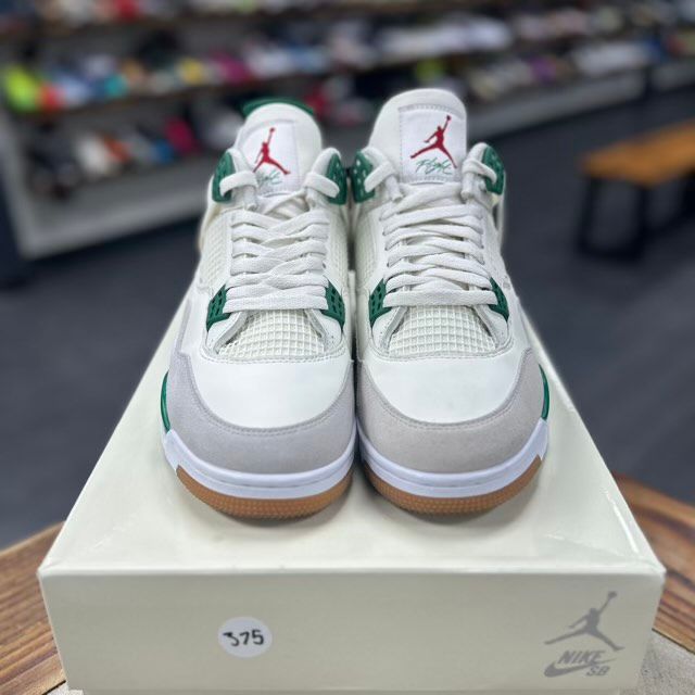Jordan 4 Retro SB Pine Green - Preowned