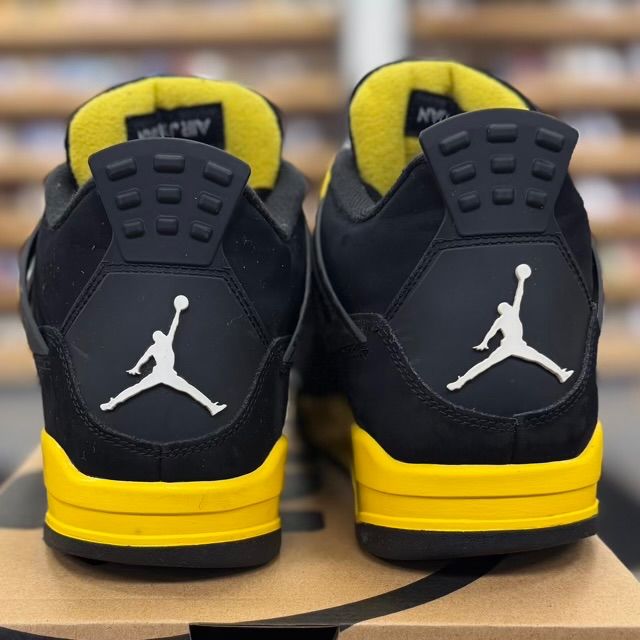 Jordan 4 Retro Thunder (2023) - Preowned