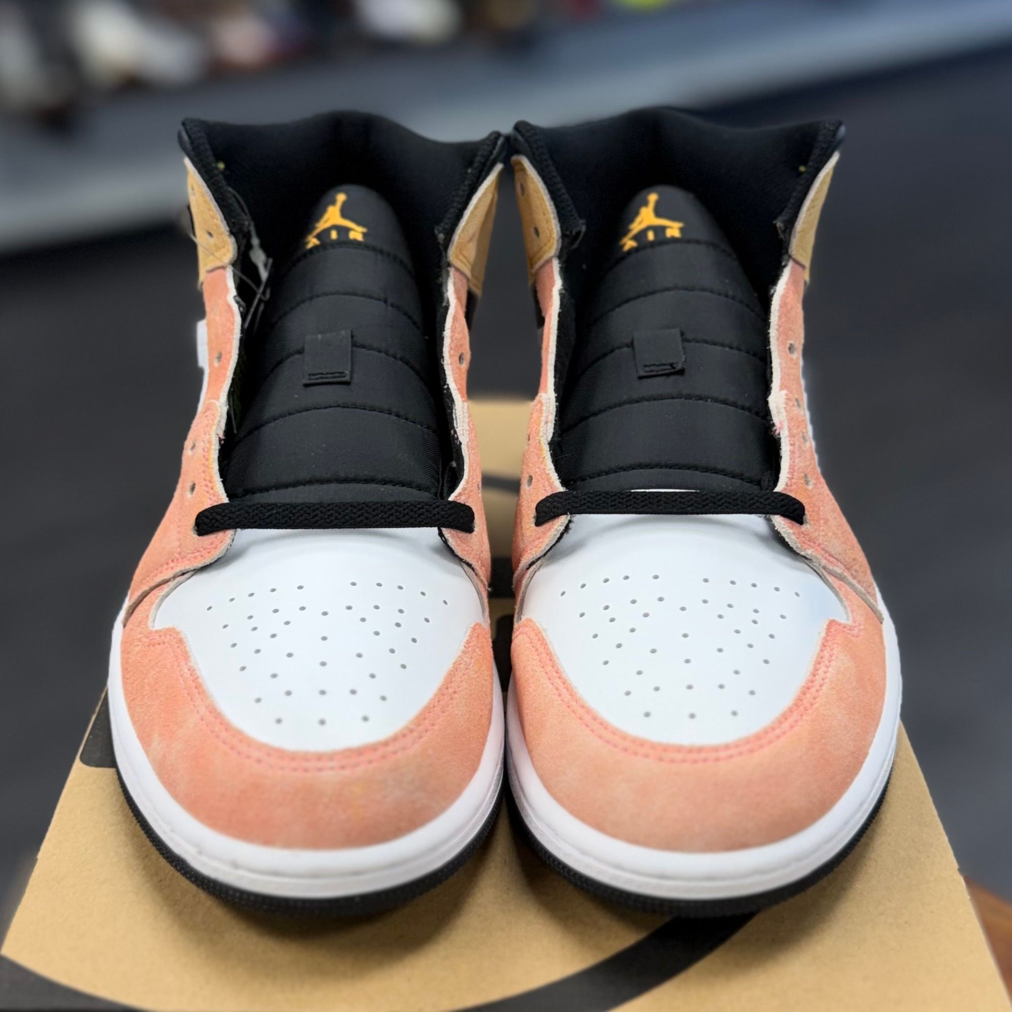 BRAND NEW STEAL - Jordan 1 Mid SE Flight Club